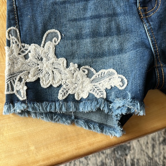 Ladies/Junior denim shorts - Picture 3 of 3